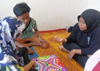 ISKANDAR Mahadi (tengah) bersama dua sepupunya cuba menenangkan hati di Jeram Mawar, Air Putih, Kemaman. -  UTUSAN/NIK NUR IZZATUL HAZWANI NIK ADNAN