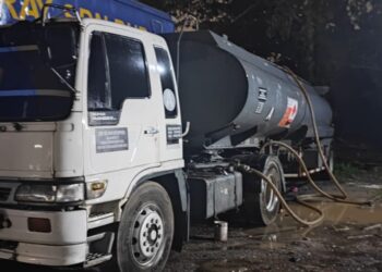 LORI tangki yang dikesan terlibat dalam aktiviti menyeleweng minyak diesel disita pihak KPDN Negeri Sembilan dalam serbuan di sebuah premis di Rantau, Seremban, semalam.