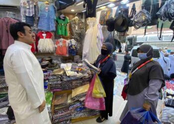 FAWWAZ melayan jemaah  haji Malaysia yang datang ke kedainya untuk membeli barangan.