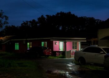 KEJADIAN dilaporkan berlaku di rumah kedua-dua beradik itu di Kampung Bukit Piatu, Melaka. - UTUSAN/SYAFEEQ AHMAD