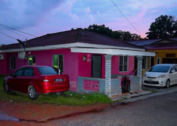 KEJADIAN dilaporkan berlaku di rumah kedua-dua beradik itu di Kampung Bukit Piatu, Melaka. - UTUSAN/SYAFEEQ AHMAD