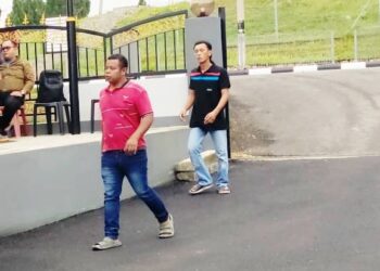 DUA orang lelaki antara tiga yang dihadapkan ke Mahkamah Sesyen Kuala Pilah hari ini atas kesalahan memiliki senjata api buatan sendiri tanpa lesen.-UTUSAN/NOR AINNA HAMZAH.