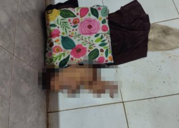 KEADAAN bayi perempuan yang masih bertali pusat ditemukan di sebuah kedai menjual ayam di Jabur Kubur, Jalan Air Putih, Kemaman, Terengganu. - UTUSAN/NIK NUR IZZATUL HAZWANI NIK ADNAN
