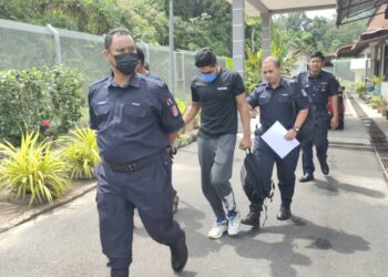 MUHAMMAD Hassan (tengah) dijatuhkan hukuman penjara 14 hari dan didenda RM5,000 oleh Mahkamah Majistret Gemas, Tampin hari ini atas kesalahan mencabul seorang pelajar universiti di dalam sebuah bas ekspres pada Ahad lalu.-UTUSAN/NOR AINNA HAMZAH.
