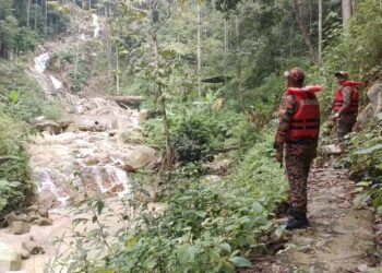 ANGGOTA bomba memantau keadaan di Taman Eko Rimba Jeram Toi, Jelebu yang merupakan salah satu hotspot berlakunya kejadian kepala air di Negeri Sembilan.