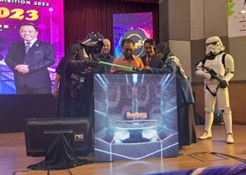 MOHAMMAD Yusof Apdal (tengah) merasmikan Majlis Penutup iCompEx 2023 di Polimas, Kubang Pasu.