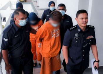 KEDUA-DUA suspek direman tujuh hari selepas perintah reman dikeluarkan Mahkamah Majistret, Ayer Keroh, Melaka bagi membantu siasatan di bawah Seksyen 302 Kanun Keseksaan dan Seksyen 31 (1) (a) Akta Kanak-kanak 2001. - UTUSAN/SYAFEEQ AHMAD