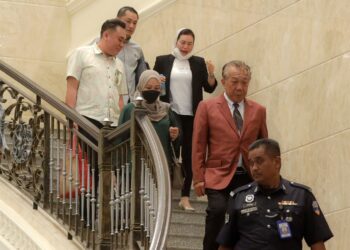 BUNG Moktar Radin (berkot coklat) dan Zizie Izette Ab. Samad (berkot hitam) tiba di Mahkamah Rayuan Putrajaya bagi rayuan terhadap permohonan semakan atas pertuduhan rasuah. UTUSAN/FAISOL MUSTAFA.