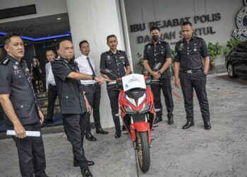 AHMAD Sukarno (dua dari kiri) menunjukkan motosikal digunakan geng Indren untuk meragut seorang warga emas di sekitar Kepong, 28 Jun lalu. -UTUSAN/FAIZ ALIF AHMAD ZUBIR