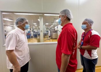 LIM Ban Hong (kiri) diberi penerangan oleh wakil kilang ketika melawat kilang membuat kopi di Taman Perindustrian Tanjung Minyak Perdana, Melaka.