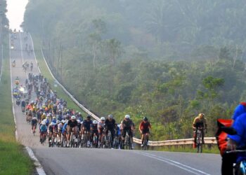 SERAMAI 3,614  peserta memecut laju   pada kejohanan L'ETAPE Johor by Tour De France di Desaru Coast, Kota Tinggi disini. -UTUSAN/RAJA JAAFAR ALI