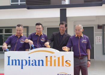 LEE Wee Kee (dua kanan) menyempurnakan majlis melancarkan rumah contoh Magnolia di Bandar Impian Hills, di Ulu Tiram, Johor Bahru, hari ini.