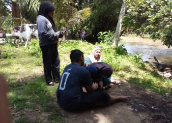 KELUARGA kepada Adryan Mikhael Mohamad Afiq yang lemas di Sungai Ketil, Kampung Lubuk Pedati di Baling.