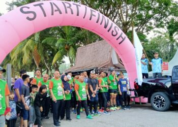 TAUFIK Bahar (kanan) menyempurnakan pelepasan Fun Run sejauh lima kilometer sempena Karnival Gunung Ledang di Tangkak, semalam.