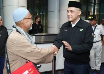 SYED HAMADAH Syed Othman bersalaman dengan kumpulan pertama jemaah haji Malaysia pulang ke tanah air di KLIA Sepang Rabu lalu. - Ihsan Tabung Haji