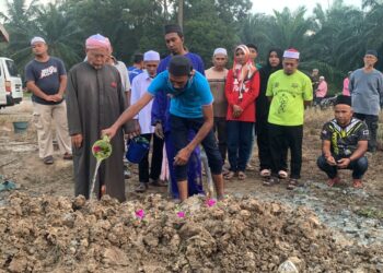 SHAHRIZAL menyiram air mawar ke atas pusara arwah adiknya, Muhammad Fikri yang selamat disemadikan di Tanah Perkuburan Islam Parit Kuda, Semerah, Batu Pahat, Johor pagi hari ini.