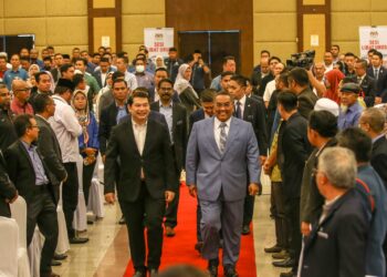 MUHAMMAD Sanusi Md. Nor bersama Rafizi Ramli ketika menghadiri program Sesi Libat Urus Kajian Separuh Penggal RMK-12 Negeri Kedah di Royal Kedah Club, Alor Setar. - UTUSAN/SHAHIR NOORDIN