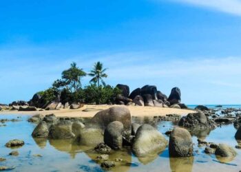 PANTAI Temajuk yang berada berdekatan dengan sempadan Sarawak iaitu Telok Melano.