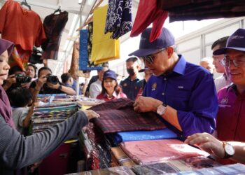 AHMAD Zahid Hamidi (dua kanan) melawat ke ruang pameran selepas merasmikan Minggu Usahawan Negara (MUN) dan Minggu Perusahaan Mikro, Kecil & Sederhana (PMKS) Peringkat Kebangsaan 2023 di Dataran Merdeka. Turut sama, Menteri Pembangunan Usahawan dan Koperasi, Datuk Ewon Benedick (kanan). - UTUSAN/FARIZ RUSADIO
