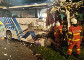 KEADAAN kemalangan membabitkan sebuah bas dan sebuah kereta di Kilometer 285.5 Lebuhraya Utara Selatan (Arah Utara), dekat Nilai, Seremban pagi ini.
