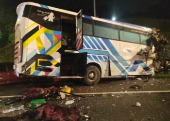 KEADAAN kemalangan membabitkan sebuah bas dan sebuah kereta di Kilometer 285.3 Lebuhraya Utara Selatan (arah utara), dekat Nilai, Seremban pagi tadi.-GAMBAR/IHSAN BOMBA.