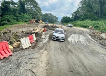 KEADAAN jalan rosak di laluan Jalan Keningau-Kalabakan, Tawau