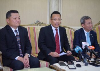 NIK Nazmi Nik Ahmad (tengah) bercakap dalam sidang akhbar selepas menghadiri Majlis penyerahan 8 projek RMKS sempena lawatan kerjanya di Wisma Bapa Malaysia, Kuching, hari ini.