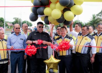 AB. RAUF Yusoh (tiga dari kiri) dan Alexander Nanta Linggi (tiga dari kanan) merasmikan projek Jalan Pintas Murai Jaya di Durian Tunggal, Alor Gajah, Melaka. - UTUSAN/SYAFEEQ AHMAD