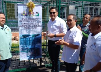 MUHAMAD AKMAL Saleh (tiga dari kanan) menyempurnakan Majlis Penyerahan Perangkap Hidupan Liar Bagi Program Basmi Musuh Tanaman di Pusat Pendidikan Biodiversiti Tanjung Tuan, Alor Gajah, Melaka. - UTUSAN/AMRAN MULUP
