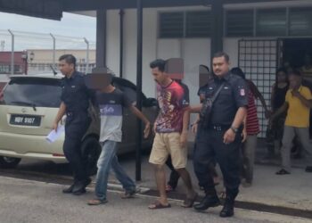 MUHAMMAD Amirul (dua, kanan) menjalani hukuman penjara selepas mengaku salah di Mahkamah Majistret Bahau, di sini, hari ini atas kesalahan mencuri duit tabung di dua masjid di daerah ini.-UTUSAN/NOR AINNA HAMZAH