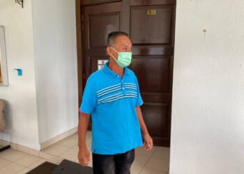 CHOK Boon Kwong yang didakwa atas pertuduhan mendera seekor anjing dengan kejam hadir pada prosiding sebutan semula kes di Mahkamah Sesyen Seremban hari ini.-UTUSAN/NOR SHAFAWATI YUP.
