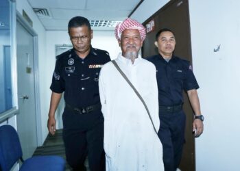 AB. Malik Hussain didakwa di Mahkamah Sesyen Ipoh atas dua pertuduhan membuat hantaran jelik terhadap Yang di-Pertuan Agong menerusi kumpulan Whatsapp November lalu. - UTUSAN/MUHAMAD NAZREEN SYAH MUSTHAFA