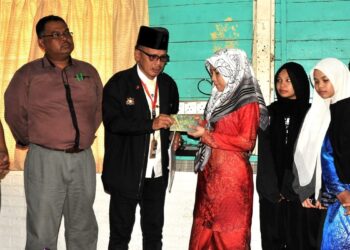 NASIR Ishak  (tiga dari kiri) menyampaikan sumbangan kepada Maznah Yusof yang mengidap talasemia bersama anak-anaknya di Kampung Melayu Majidee, Johor Bahru.