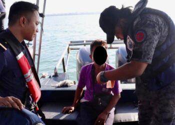 PASUKAN keselamatan memeriksa dokumen pemilik bot pam di perairan Tawau hari ini-IHSAN ESSCOM