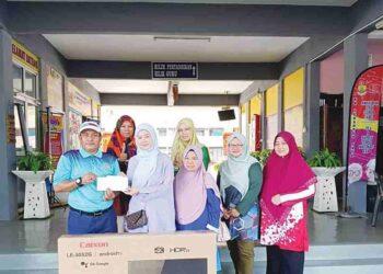 WAN NURHAZIRAH Wan Shamsuri (depan, tengah) menyumbangkan dua buah Smart TV 50 inci dan kipas kepada Jamaludin Baharun (kiri) 
di Sekolah Kebangsaan (SK) Jerantut Jaya di Jerantut, Pahang. 
– UTUSAN/HARIS FADILAH AHMAD