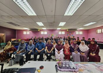 KAMARUL Azman Khamis (enam dari kanan) pada majlis ceramah motivasi di SK Lengkuas, Jitra, Kedah hari ini.- UTUSAN