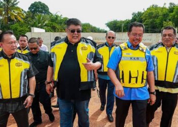 AB. RAUF Yusoh (dua dari kiri) dan Alexander Nanta Linggi (kiri) melakukan tinjauan projek pembinaan Jalan Pintas Kampung Jeram-Solok Ayer Limau, Alor Gajah, Melaka.