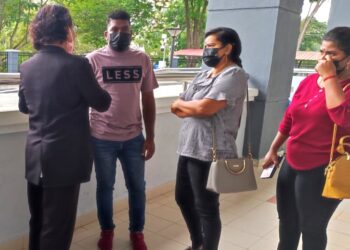 E. NAGARAJAN (dua dari kiri) dijatuhkan hukuman denda sebanyak RM15,000 oleh Mahkamah Sesyen Seremban hari ini atas kesalahan menyeleweng minyak diesel bersubsidi dan memiliki bahan berjadual itu tanpa lesen sebanyak 2,800 liter, tahun lalu.