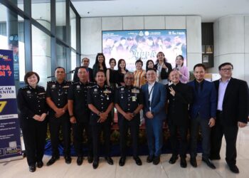 PENGARAH Jabatan Siasatan Jenayah Komersial Bukit Aman, Datuk Seri Ramli Mohamed Yusoff (tengah) bersama pegawai polis dan pengarah serta pelakon dalam pelancaran filem kesedaran Anti-Scam Oppa, di Kl Welness City, di sini, hari ini.--UTUSAN/AFIQ RAZALI