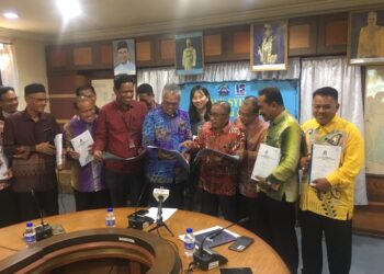 MOHD. Hassany Hashim (empat dari kiri) bersama warga JPN Kelantan sedang melihat laporan keputusan STPM 2022 di Sekolah Kebangsaan Padang Garong 1,Kota Bharu, Kelantan. UTUSAN/ROSMIZAN RESDI