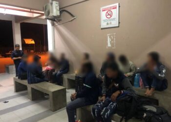 SEBAHAGIAN daripada PATI yang di tahan semasa menunggu bas di stesen Bandar Tasek Raja, Pasir Mas, Kelantan semalam.-IHSAN POLIS