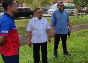 MOHAMAD MAWARDI MOHD. ZAM ZAM (kanan) dan Pengetua, Mohd. Sofian Mohd. Aris (tengah) melihat kerja pemantauan trafik di hadapan SMK Sri Lalang, Kluang.