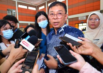 DR. Roslan Hussin ketika ditemui pemberita selepas Majlis Pengumuman Keputusan Sijil Tinggi Persekolahan Malaysia (STPM) Tahun 2022 Peringkat Negeri Sembilan di Kolej Tingkatan 6, Forest Heights, di Seremban hari ini.-UTUSAN/MOHD. SHAHJEHAN MAAMIN.