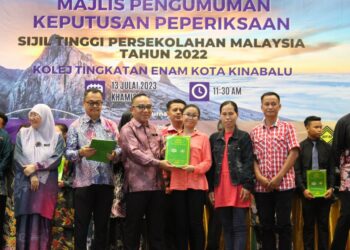 ZAINI Yanin (empat kiri) menyampaikan sijil pelajar cemerlang STPM 2022 negeri Sabah kepada Evaoemicca Kawat di Kota Kinabalu hari ini