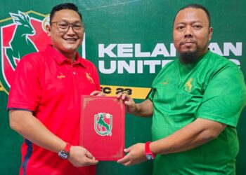 REZAL Zambery (kiri) secara rasmi dilantik sebagai Pengarah Pembangunan Akar Umbi Kelantan United. UTUSAN/IHSAN KELANTAN UNITED FC