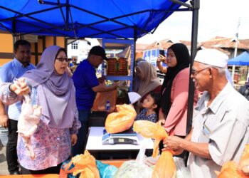 FUZIAH Salleh (kiri) beramah mesra dengan orang ramai yang berkunjung ke Karnival Jualan Rahmah di Laman Warisan, Kampung Laut, Tumpat, Kelantan-UTUSAN/KAMARUL BISMI KAMARUZAMAN