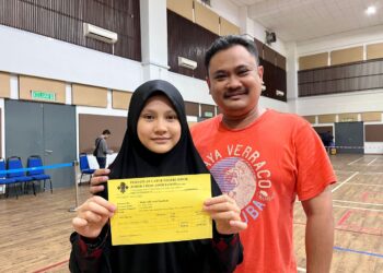 MOHD. Afif (kanan) bersama anaknya, Ainul Mardhiah selepas mendapat tempat ketiga dalam Pertandingan Catur Antarabangsa Johor, baru-baru ini.