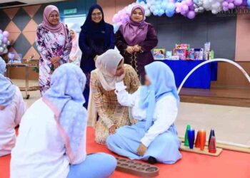 Che Puan Besar Khaleeda berkongsikan beberapa keping gambar ketika menyantuni Bella dalam satu lawatan tertutup di Johor Bahru hari ini