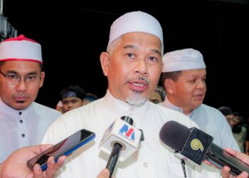 ABDUL HALIM Tawil ditemui pemberita selepas Program Melaka Munajat Bersama Tuan Guru Abdul Somad sempena sambutan Maal Hijrah di Dataran Sejarah Ayer Keroh, Melaka. - UTUSAN/SYAFEEQ AHMAD