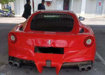 TUJUH individu ditahan Suruhanjaya Pencegahan Rasuah Malaysia (SPRM) kerana disyaki terlibat dalam kegiatan mengurangkan duti kereta mewah secara tidak sah sehingga menyebabkan ketirisan cukai kastam berjumlah kira-kira RM33 juta.